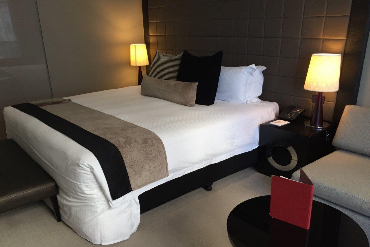 Fraser Suites Perth Zewnętrze zdjęcie A bed in a hotel room