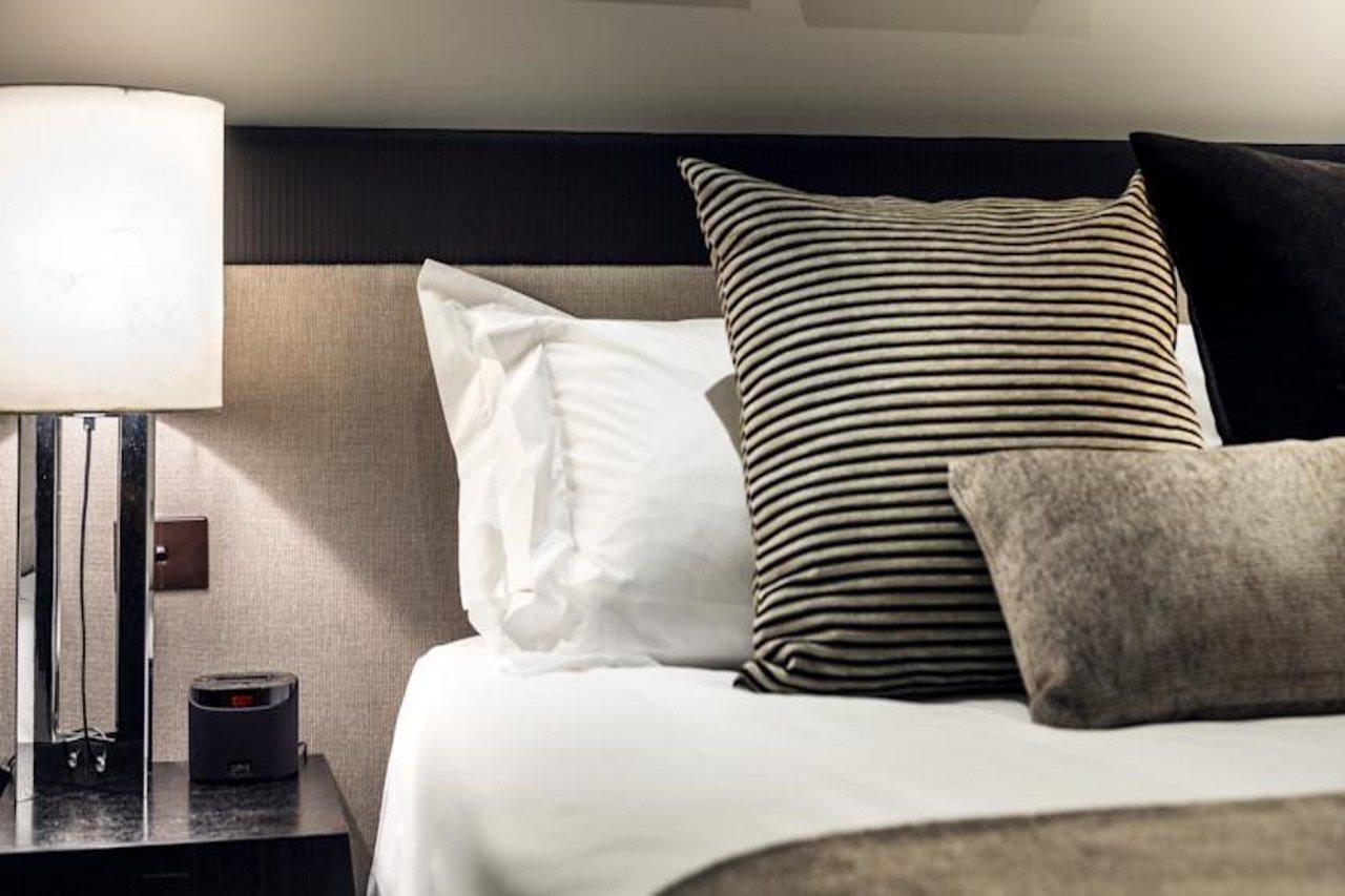 Fraser Suites Perth Zewnętrze zdjęcie A bed with pillows