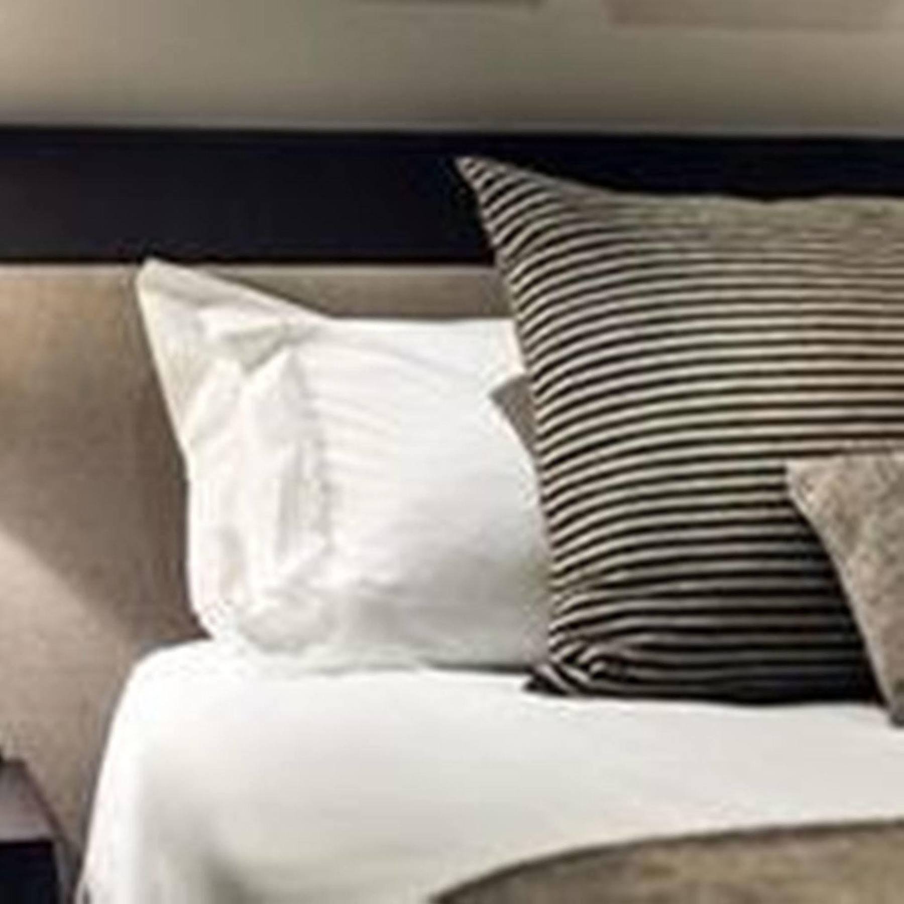 Fraser Suites Perth Zewnętrze zdjęcie A striped cushion