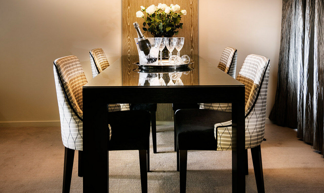 Fraser Suites Perth Zewnętrze zdjęcie A dining room table