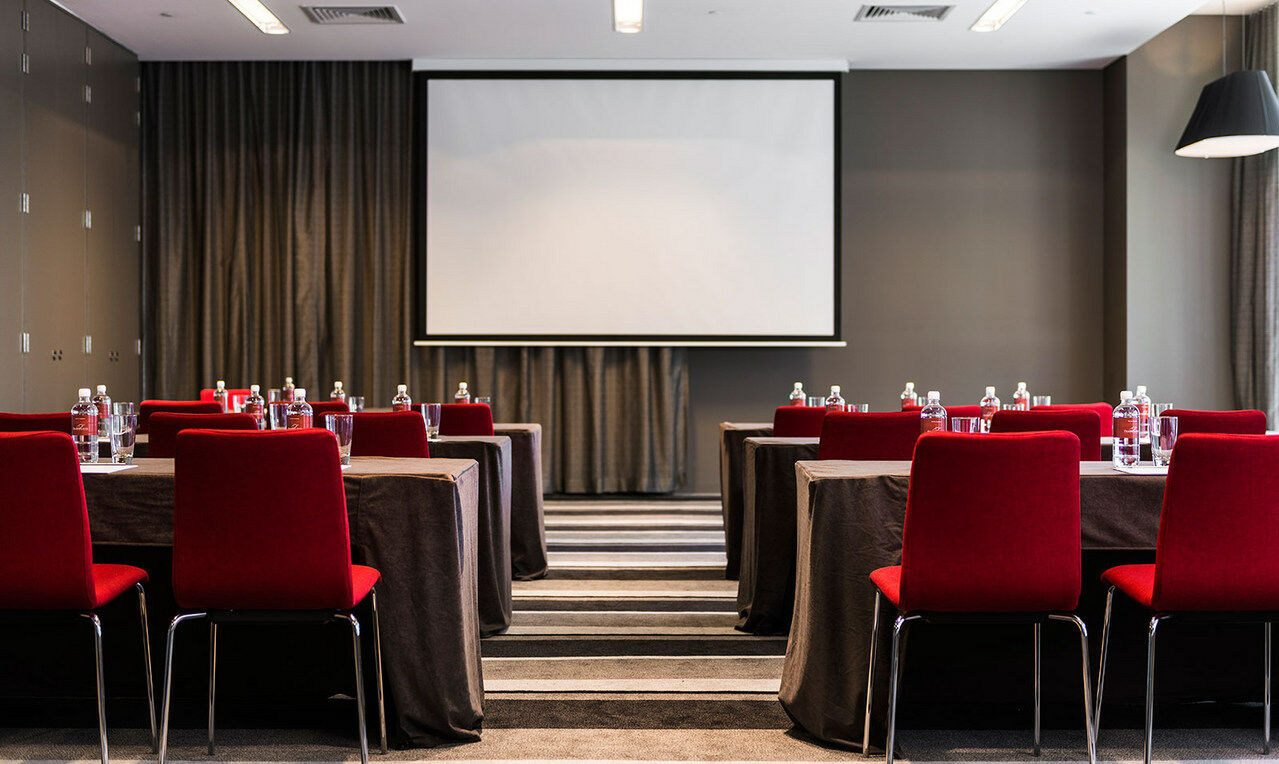 Fraser Suites Perth Zewnętrze zdjęcie A projection screen in a meeting room
